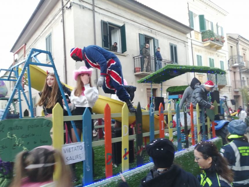 Bagno di folla al Carnevale di Scerni: "All'anno prossimo con la 50esima edizione" 