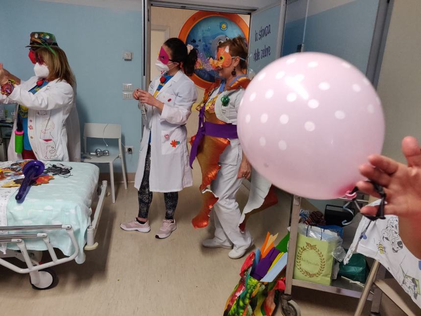 Grande divertimento alla Pediatria di Vasto: festa di Carnevale con la Ricoclaun