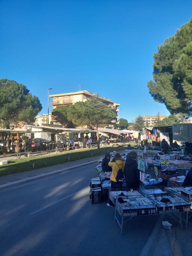 Liberati 48 posti occupati abusivamente: blitz della Polizia locale alla fiera mensile