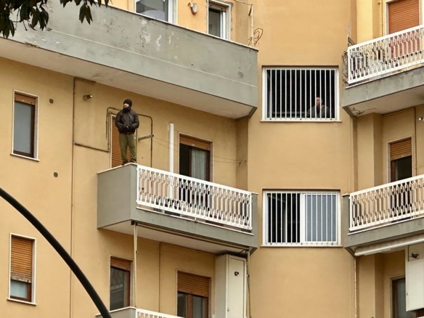 Da 18 ore sul balcone minaccia il suicidio: proseguono senza sosta i negoziati