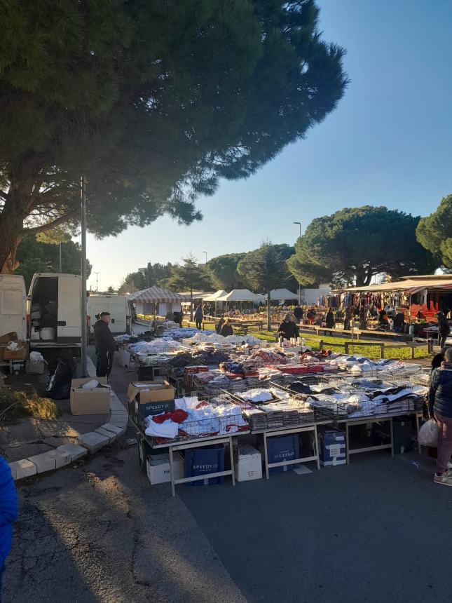 Liberati 48 posti occupati abusivamente: blitz della Polizia locale alla fiera mensile