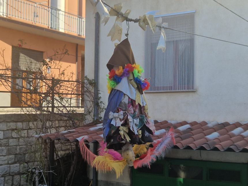 Pupe in volo: «La Quarantana con le sue penne colorate»