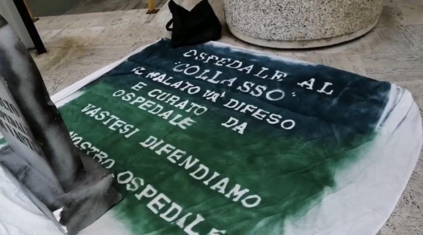 Patrizia De Rosa torna a protestare al San Pio: “Mia figlia non può operarsi”