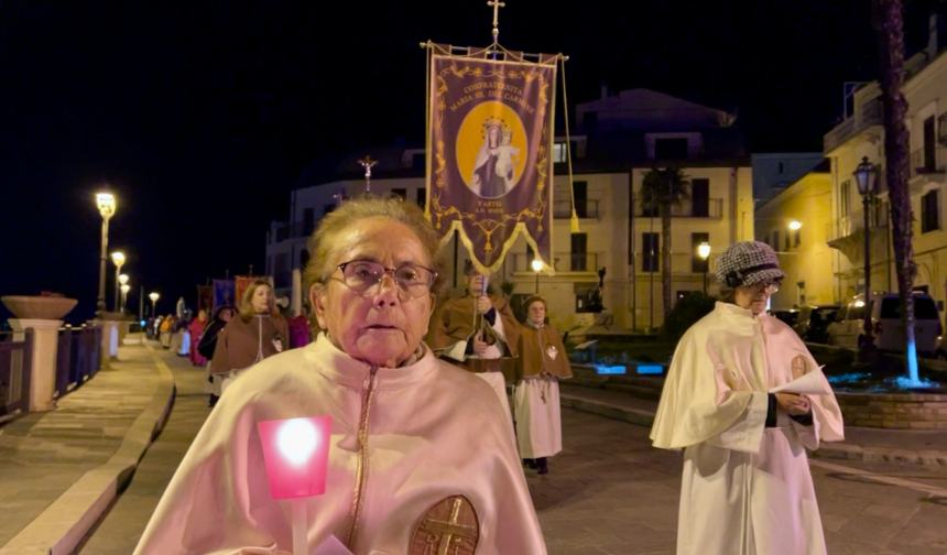 Festa in onore della Madonna di Lourdes, tanti i fedeli in processione 