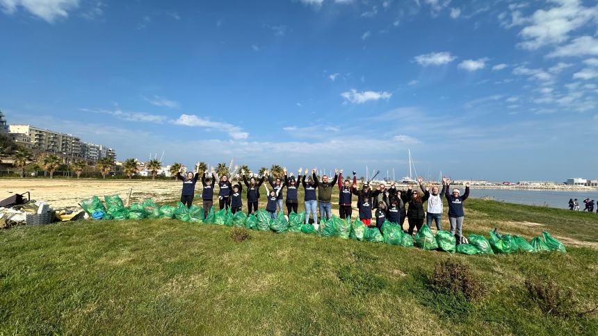 Volontari di Plastic Free a Rio Vivo