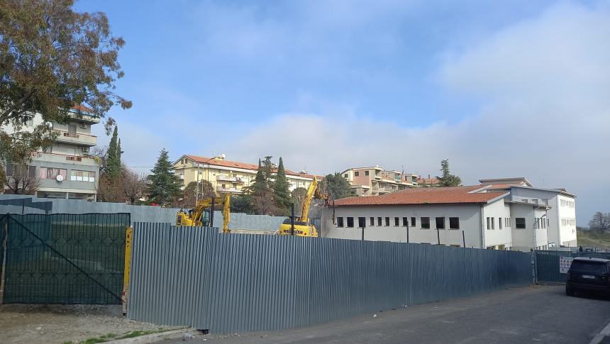 A San Salvo al via i lavori di abbattimento della scuola dell’infanzia di Sant’Antonio