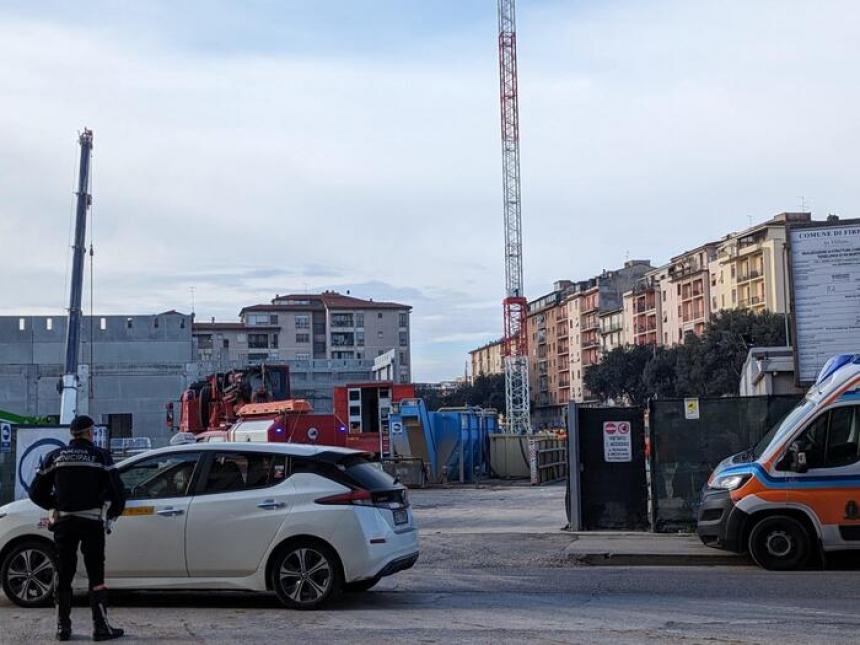 Crolla cantiere di un supermercato a Firenze: tra le vittime un abruzzese