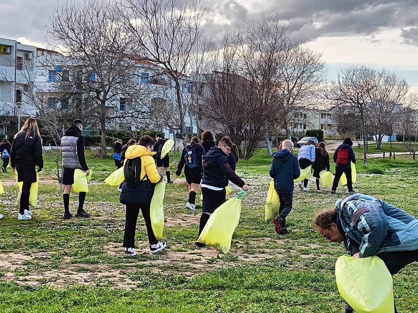 Tantissimi rifiuti raccolti a San Salvo Marina dai volontari di Plastic Free e dagli scout