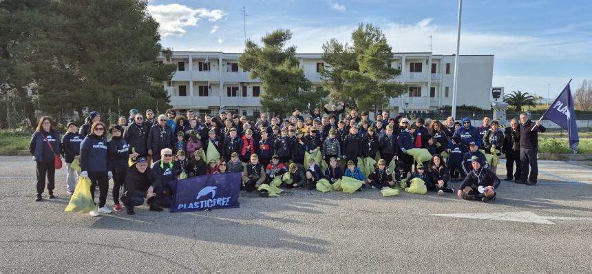 Tantissimi rifiuti raccolti a San Salvo Marina dai volontari di Plastic Free e dagli scout