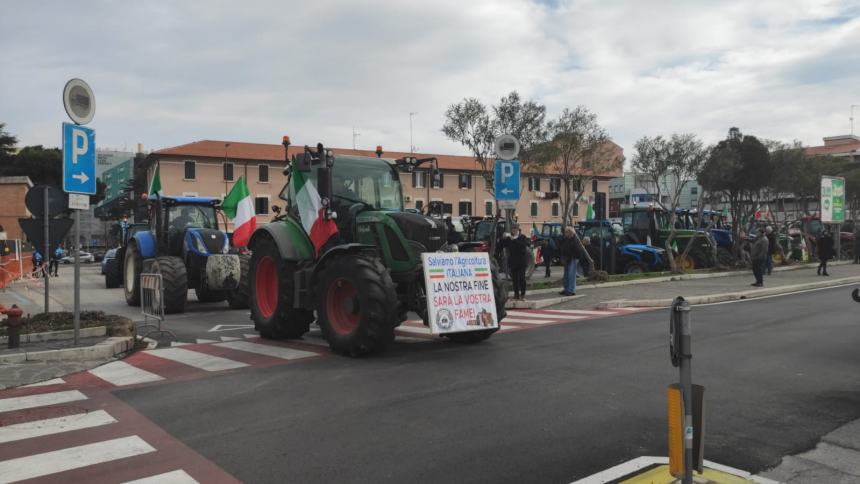Trattori in corteo sulla Statale 16, continua la protesta degli agricoltori