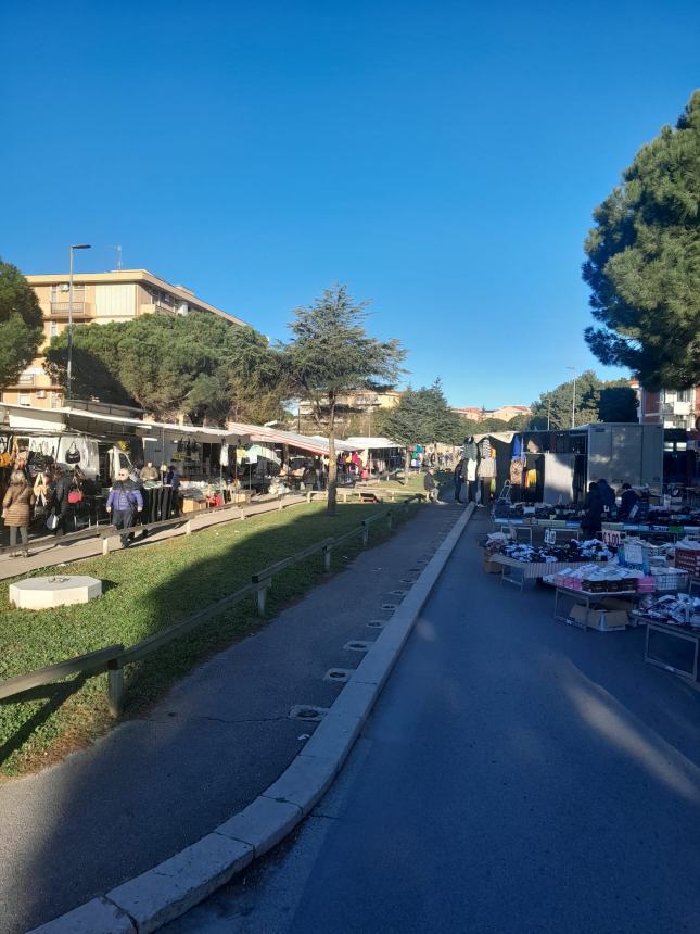 Liberati 48 posti occupati abusivamente: blitz della Polizia locale alla fiera mensile