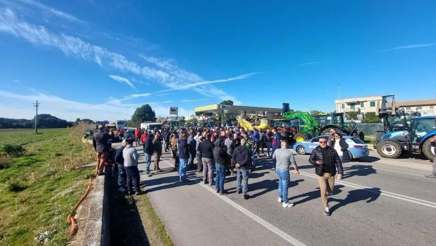 Protesta degli agricoltori, l'incontro col deputato La Salandra alla Marina di Chieuti