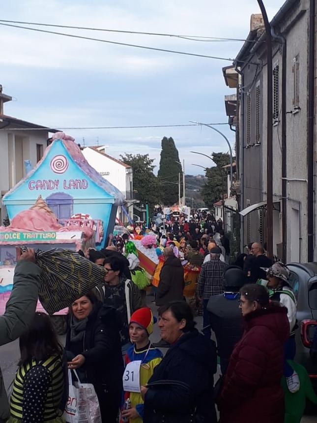 Esplosione di colori per il Carnevale a Torino di Sangro: "Grazie a carristi e partecipanti"