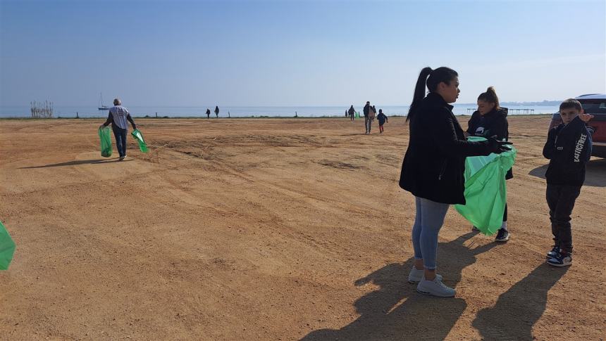 Volontari di Plastic Free a Rio Vivo