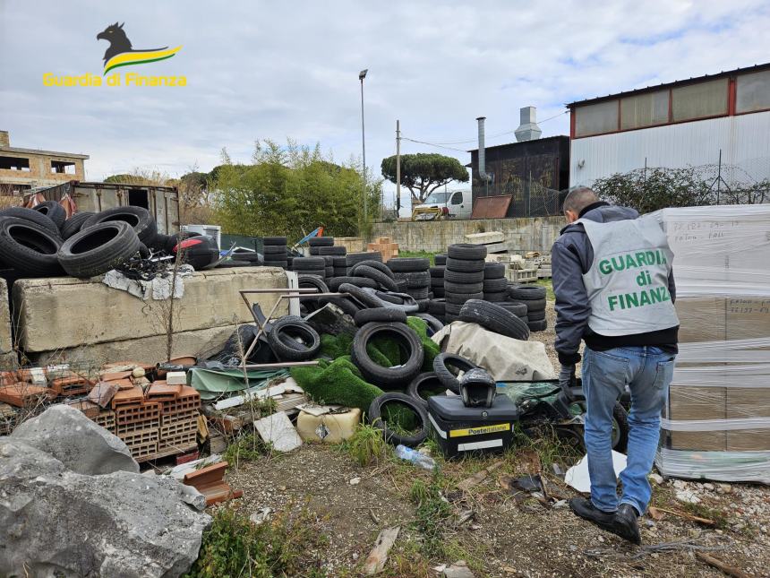 Sequestrata una carrozzeria abusiva e un'area privata utilizzata per rifiuti pericolosi