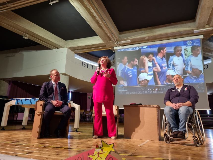 Bonanno in Molise: ragazzi entusiasti e partita di calcio balilla con il campione