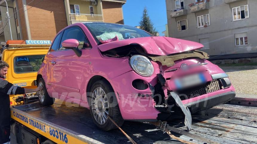 Fiat 500 colpisce un furgone e finisce contro un palo, ferita una donna