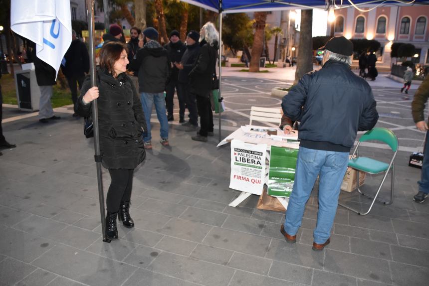 Il gazebo dell'associazione "Schierarsi"