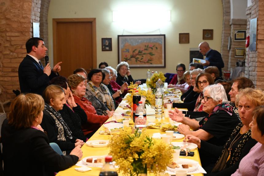 Festa della donna: amicizia e allegria per le nonne del centro “Zaccardi”