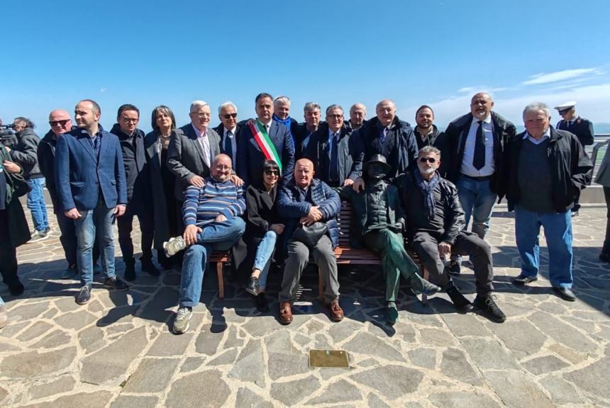 Inaugurata panchina dedicata a Modesto Della Porta, poeta sarto di Guardiagrele