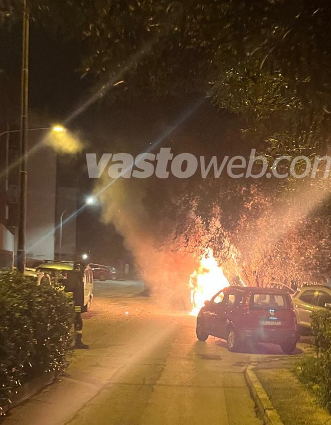 Auto in fiamme nella notte in via Alcide De Gasperi a Vasto