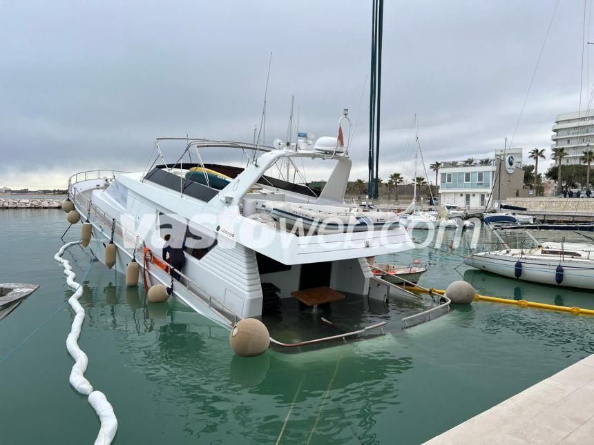 Yacht rischia di affondare al porto turistico di San Salvo Marina