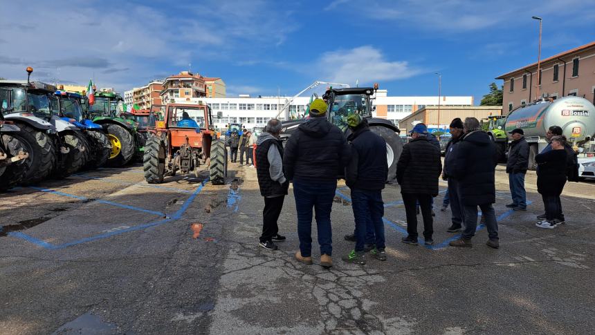 Trattori in corteo: «Tanti sacrifici per quale futuro?»