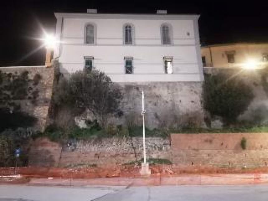 Il muro del borgo sul porto