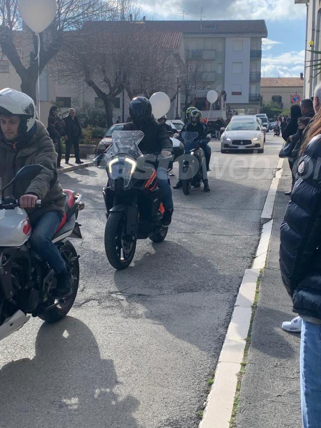 L'ultimo viaggio di Maurizio Battista scortato dagli amici motociclisti