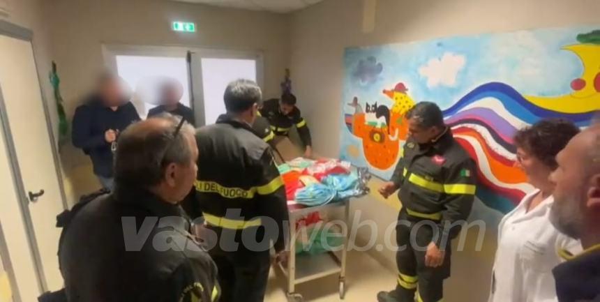 Uova di Pasqua ai piccoli ricoverati in Pediatria a Vasto: l'omaggio dei Vigili del fuoco 