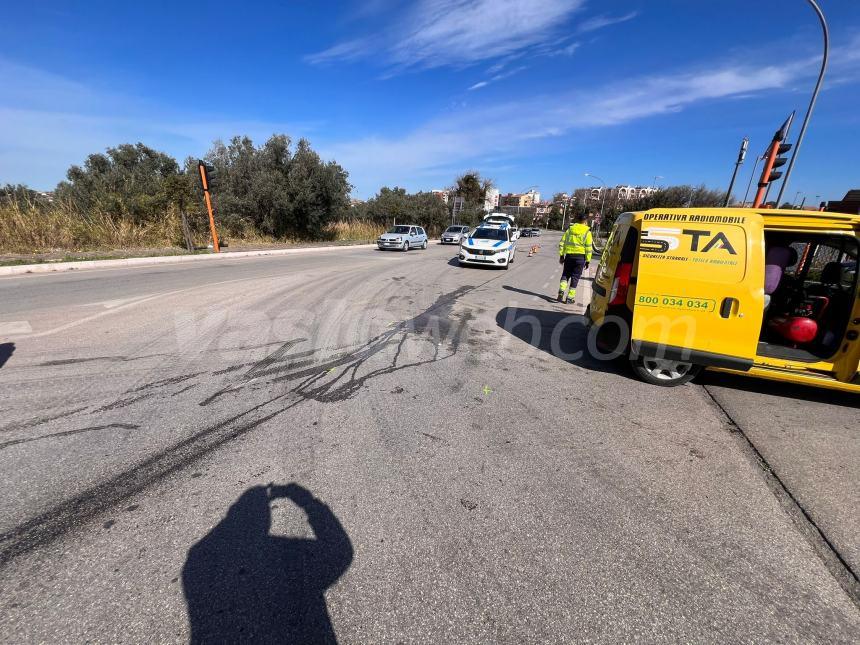 Scontro tra 2 auto sulla circonvallazione a Vasto, un ferito in ospedale