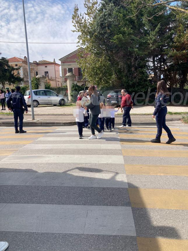 Scatta l'allarme alla scuola Incoronata, bambini evacuati: "Calo di tensione elettrica"