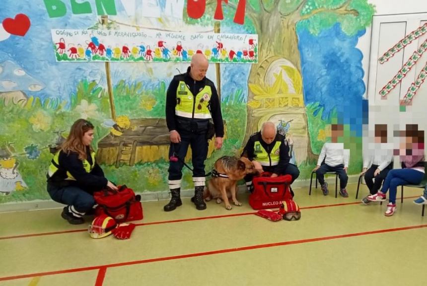 I bambini della scuola Smerilli a lezione con Protezione Civile e unità cinofile