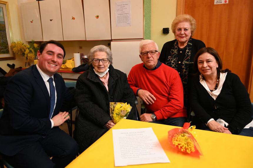 Festa della donna: amicizia e allegria per le nonne del centro “Zaccardi”