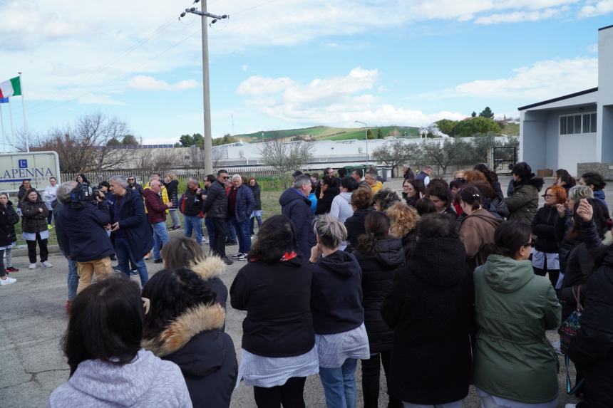 Lavoratori protestano in Val Sinello: “Strade colabrodo, rischiamo la vita ogni giorno”