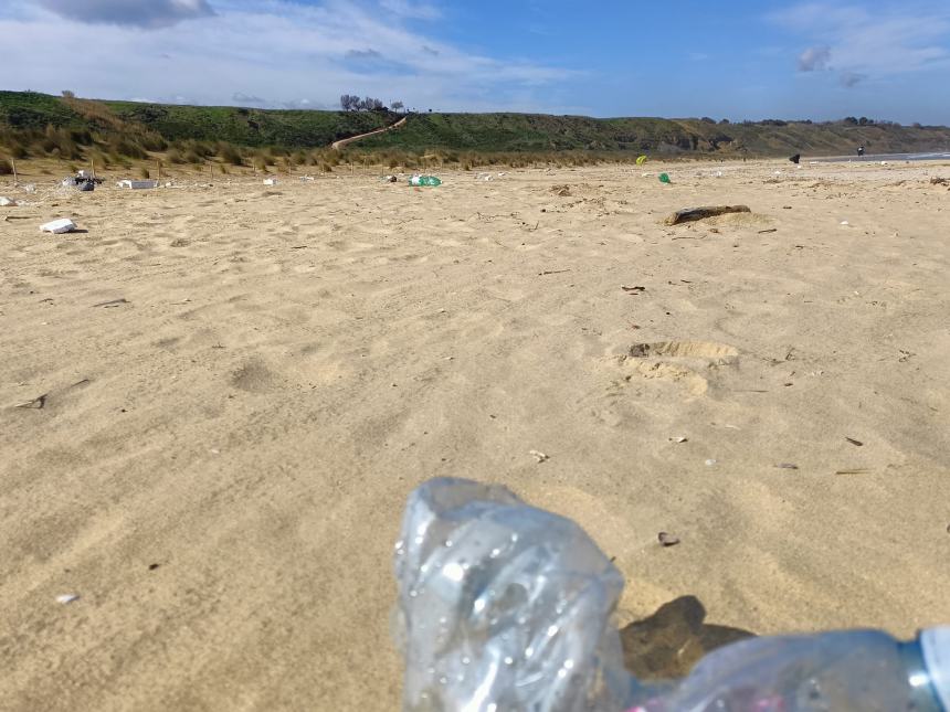16 sacchi colmi di rifiuti: l’amaro bottino di 120 bambini a Punta Penna con Plastic Free