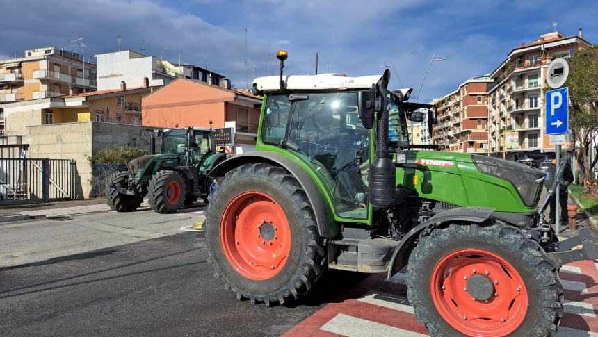 Trattori in corteo: «Tanti sacrifici per quale futuro?»