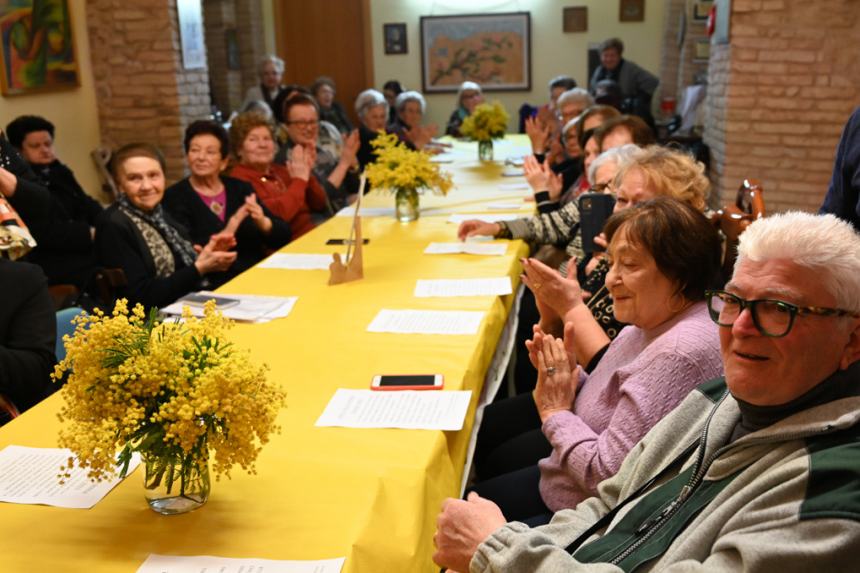 Festa della donna: amicizia e allegria per le nonne del centro “Zaccardi”