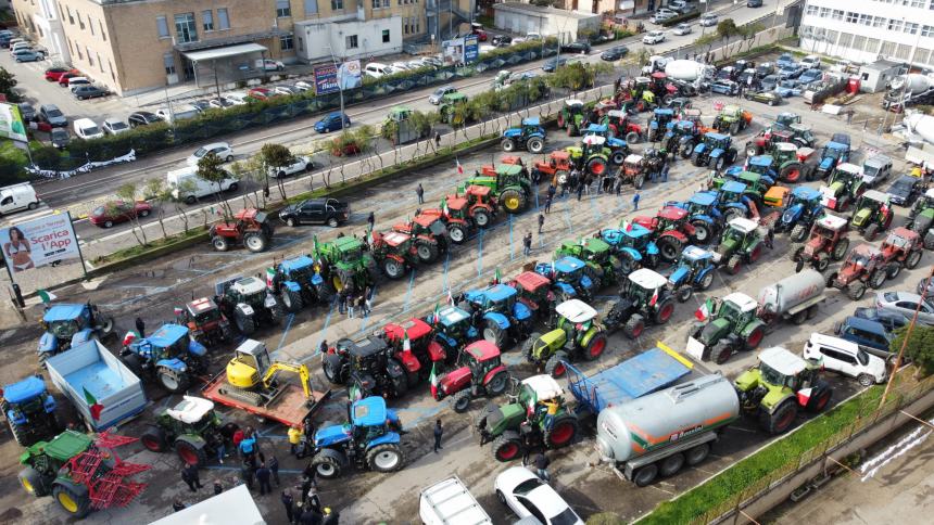 Trattori in corteo: «Tanti sacrifici per quale futuro?»