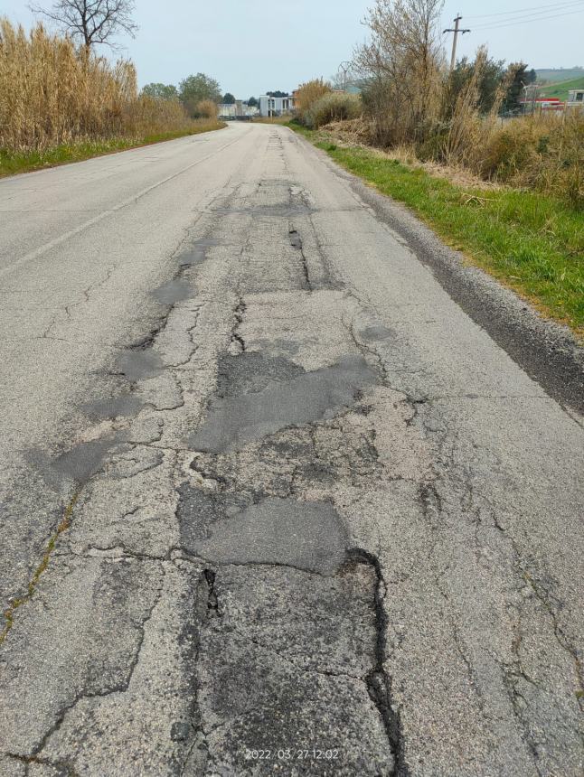 Lavoratori protestano in Val Sinello: “Strade colabrodo, rischiamo la vita ogni giorno”