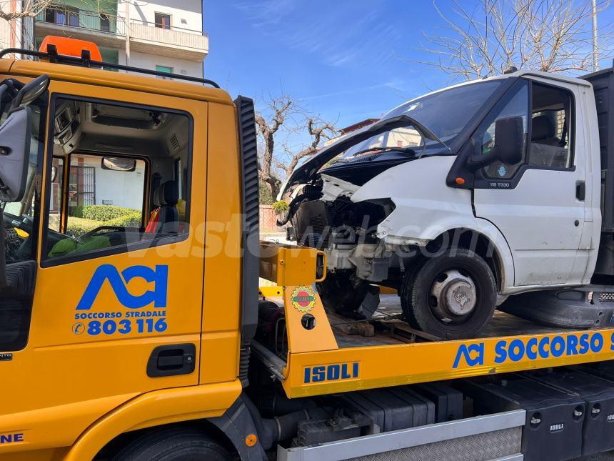 Fiat 500 colpisce un furgone e finisce contro un palo, ferita una donna