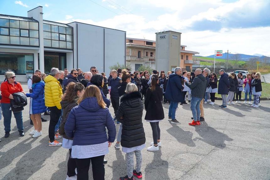 Lavoratori protestano in Val Sinello: “Strade colabrodo, rischiamo la vita ogni giorno”