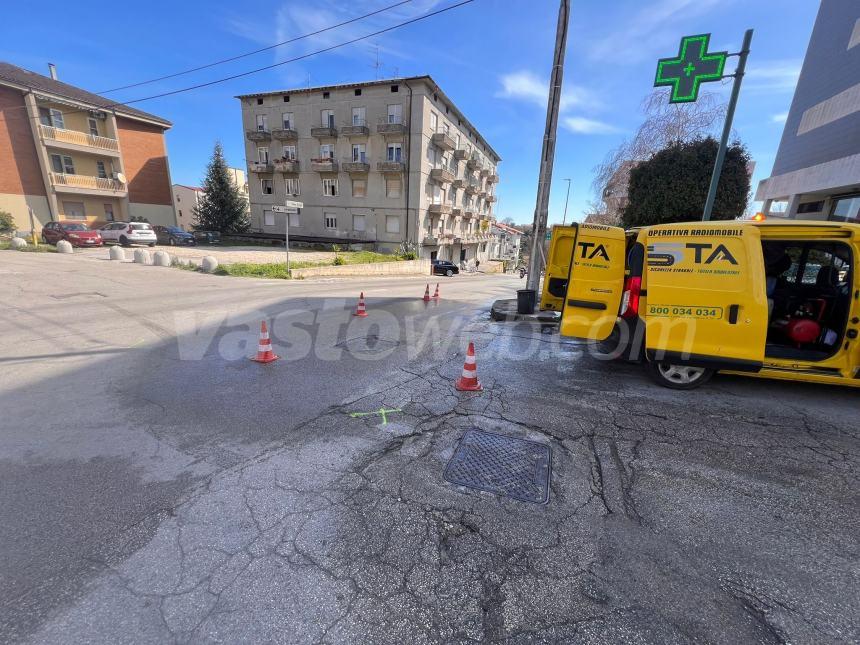 Fiat 500 colpisce un furgone e finisce contro un palo, ferita una donna