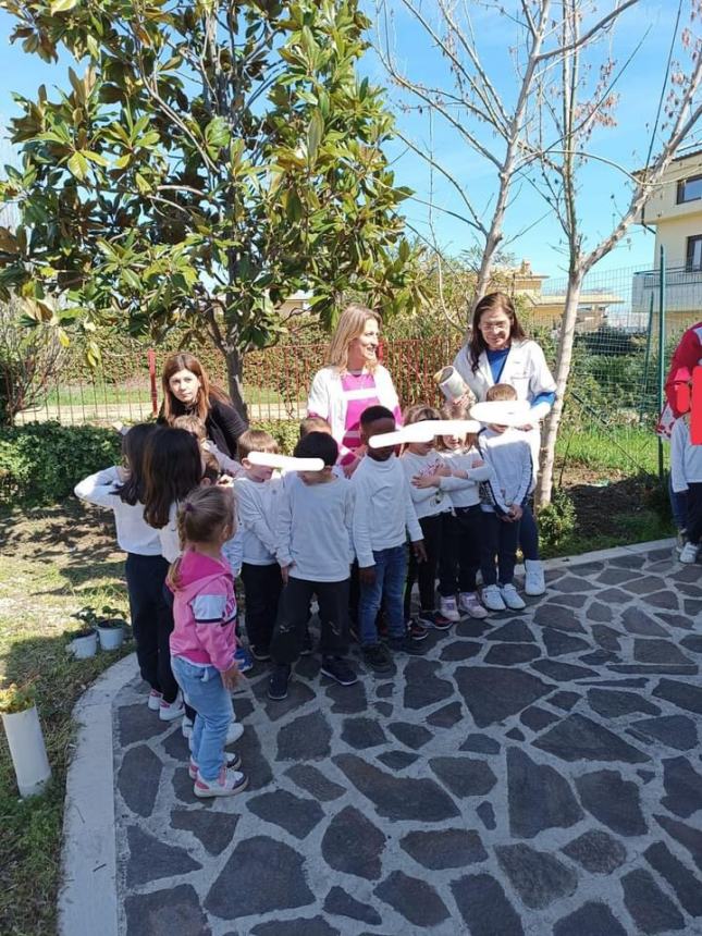 I bambini della scuola Smerilli a lezione con Protezione Civile e unità cinofile