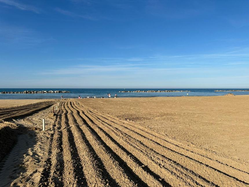 La gente va già in spiaggia, gli imprenditori balneari scenderanno in piazza