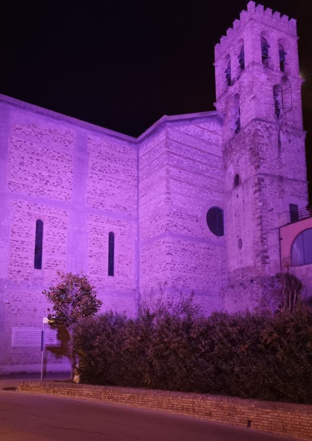 Disturbi alimentari: a Fossacesia la chiesa di San Donato si tinge di lilla