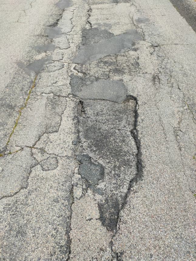 Lavoratori protestano in Val Sinello: “Strade colabrodo, rischiamo la vita ogni giorno”