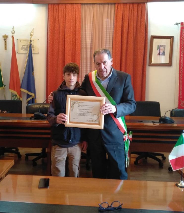 Salvò un capriolo tuffandosi in mare: premiato il fossacesiano Samuel Massa 