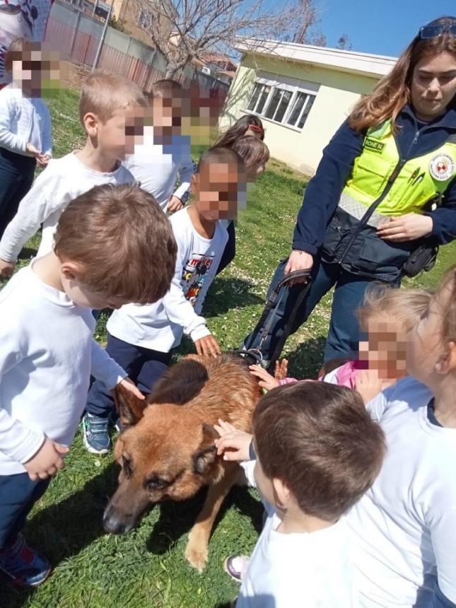 I bambini della scuola Smerilli a lezione con Protezione Civile e unità cinofile