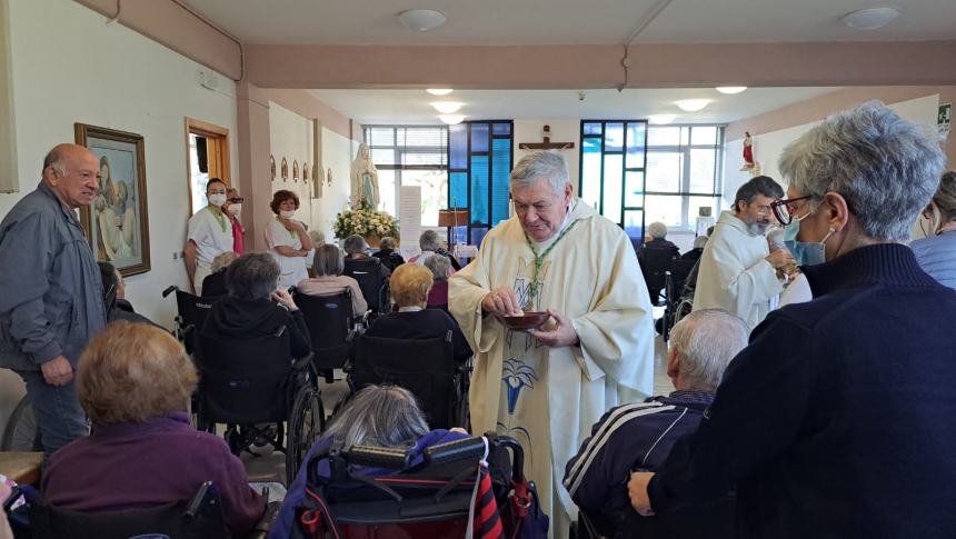 La Madonna di Lourdes accolta dagli ospiti dell'Opera Serena